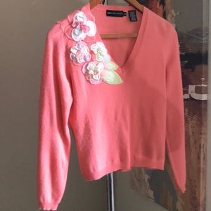 Pink cashmere sweater with flower detail